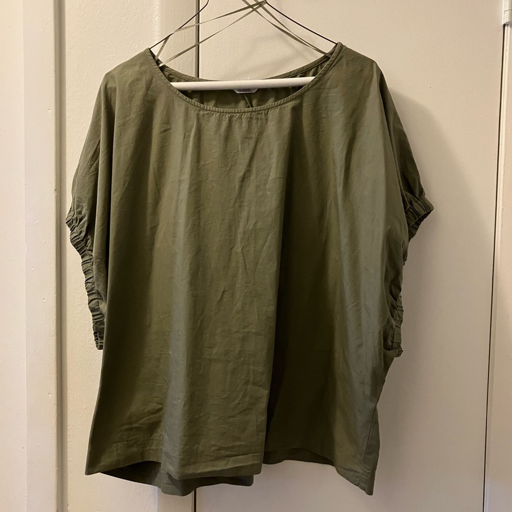Woman’s Dalin top no size shown measurements in description.